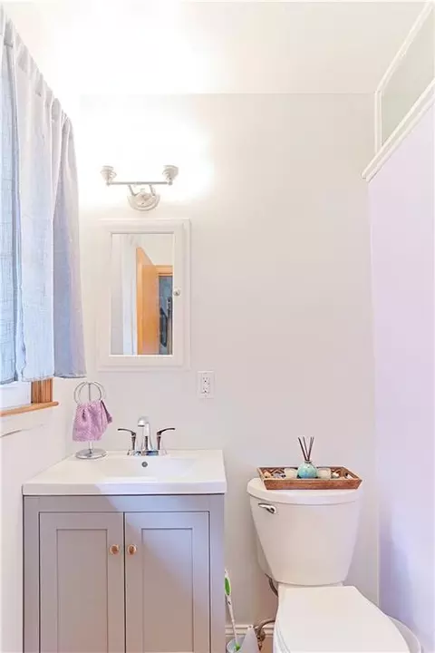 Bath - 12019 E 39th Ter, Independence, MO 64052 photo 1 of 3