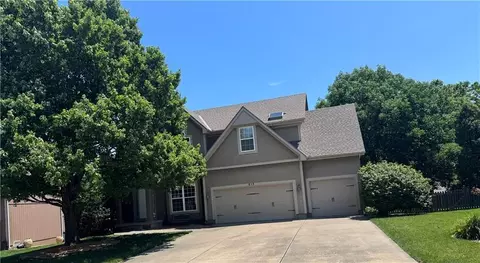 613 SW Derby Dr, Lees Summit, MO 64081