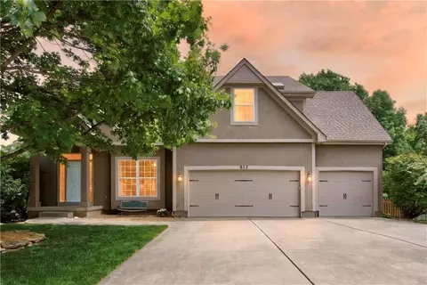 613 SW Derby Dr, Lees Summit, MO 64081