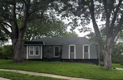 809 NW Arlington Pl, Blue Springs, MO 64015