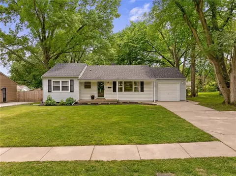 5723 W 70th St, Overland Park, KS 66204