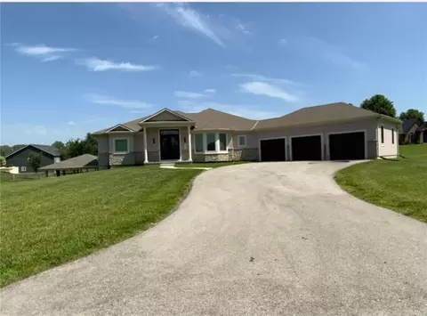 18144 Evans Rd, Tonganoxie, KS 66086