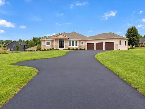 18144 Evans Rd, Tonganoxie, KS 66086