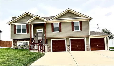 1212 Viola St, Smithville, MO 64089
