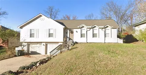 11300 NW 60 St, Parkville, MO 64152
