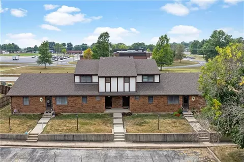 1103 Durham Dr, Paola, KS 66071
