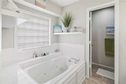 Bath - 801 SW 35th St, Lees Summit, MO 64082 photo 4 of 6