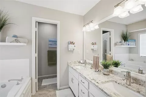 Bath - 801 SW 35th St, Lees Summit, MO 64082 photo 3 of 6