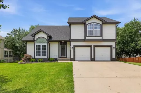 4904 Woodsonia Dr, Shawnee, KS 66226