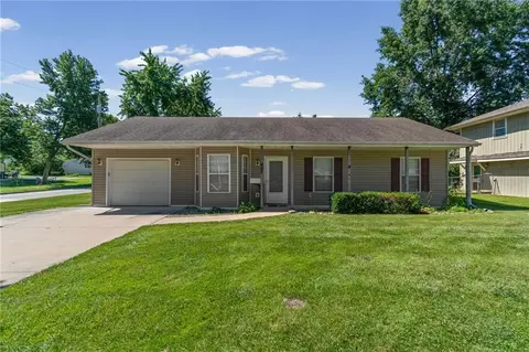 607 W 6th St, Cameron, MO 64429
