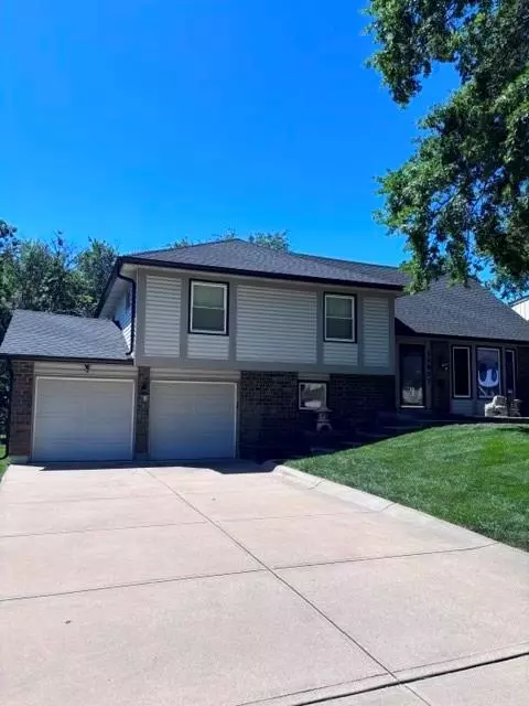 10007 W 98 St, Overland Park, KS 66212