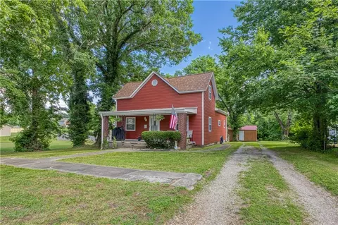 335 E 9th St, Baxter Springs, KS 66713