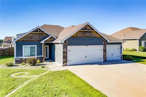 2705 Chasehire Dr, Lawrence, KS 66044