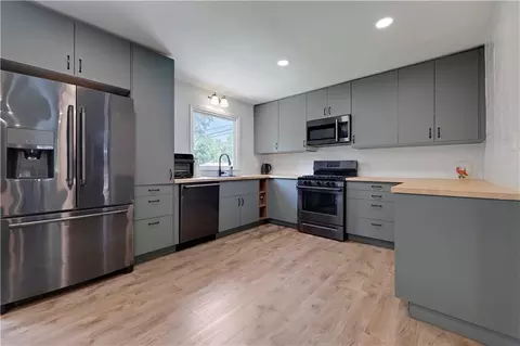 8929 Grandview Dr, Overland Park, KS 66212