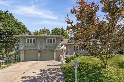 8712 Waverly Ave, Kansas City, KS 66109