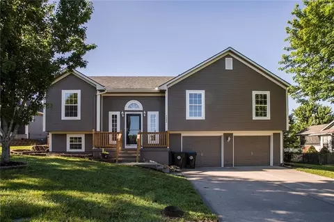 1302 Ridge Tree Ln, Pleasant Hill, MO 64080