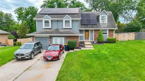 9017 Crescent Ct, Kansas City, MO 64138