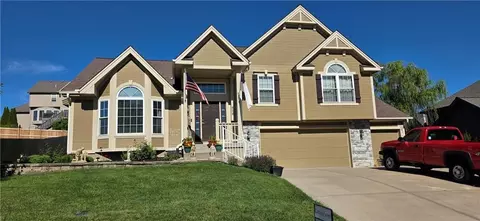 608 Coach Light Cir, Smithville, MO 64089
