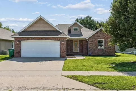 21809 Lombardo Ln, Peculiar, MO 64078