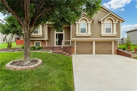 1002 SW Eagle Dr, Oak Grove, MO 64075