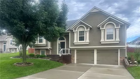 1002 SW Eagle Dr, Oak Grove, MO 64075