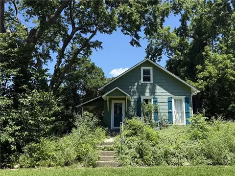 920 High St, Baldwin City, KS 66006