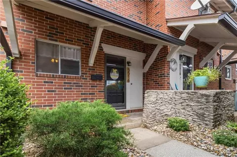 5516 W 97th St, Overland Park, KS 66207