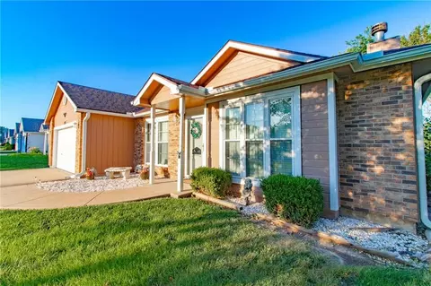 1213 Fox Run Dr, Warrensburg, MO 64093