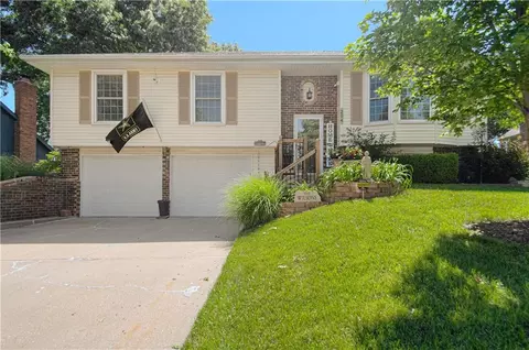 204 S Brittany Dr, Olathe, KS 66061
