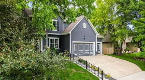 200 Shoreline Dr, Louisburg, KS 66053