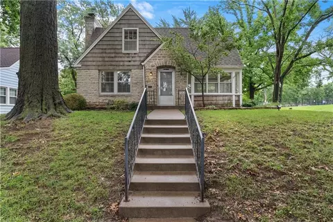 6849 Oak Ter, Kansas City, MO 64113