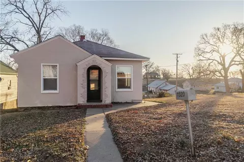 1520 S 7th St, Atchison, KS 66002