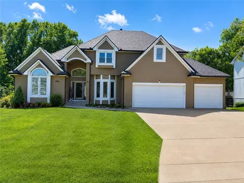 1308 SW Surrey Trce, Lees Summit, MO 64081