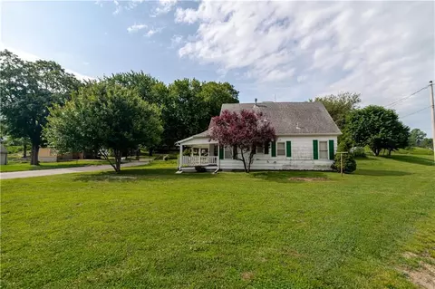 Exterior - 1017 S 5th St, Atchison, KS 66002 photo 6 of 16