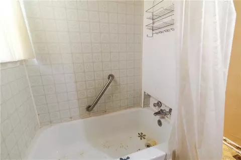 Bath - 1017 S 5th St, Atchison, KS 66002 photo 5 of 8