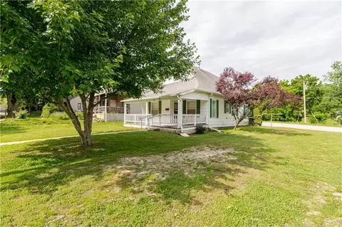 Exterior - 1017 S 5th St, Atchison, KS 66002 photo 5 of 16