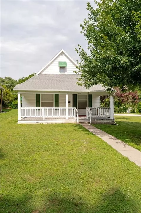 Exterior - 1017 S 5th St, Atchison, KS 66002 photo 2 of 16