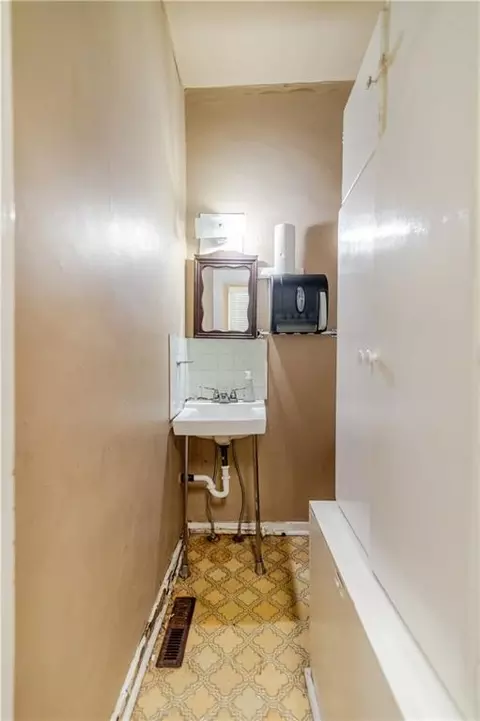 Bath - 1017 S 5th St, Atchison, KS 66002 photo 1 of 8