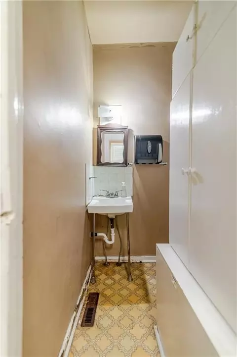 Bath - 1017 S 5th St, Atchison, KS 66002 photo 7 of 8