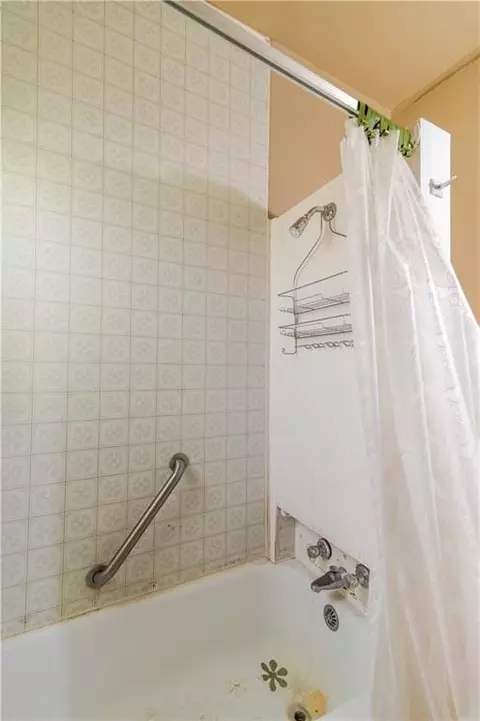 Bath - 1017 S 5th St, Atchison, KS 66002 photo 6 of 8