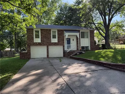 916 NW Berkshire Dr, Blue Springs, MO 64015