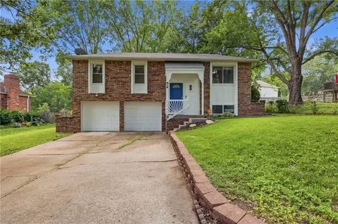 916 NW Berkshire Dr, Blue Springs, MO 64015