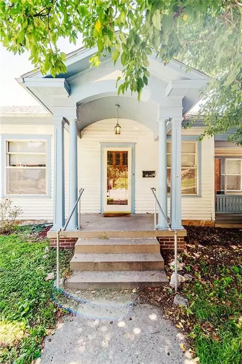 708 N 5th St, Atchison, KS 66002