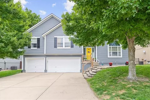 901 Colonial Dr, Pleasant Hill, MO 64080