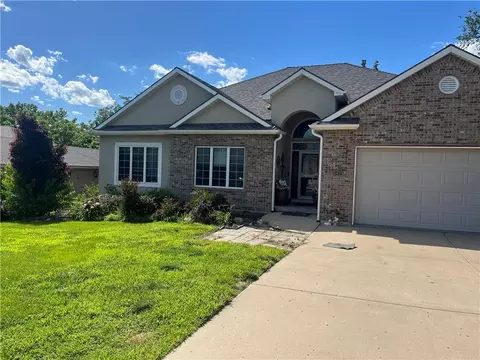 10402 NW River Hills Dr, Parkville, MO 64152