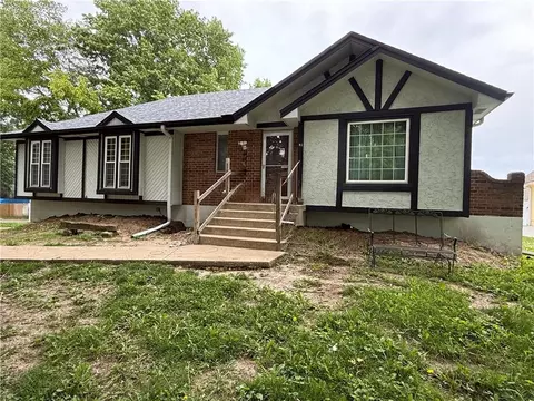 477 NW Weschester Ct, Blue Springs, MO 64014