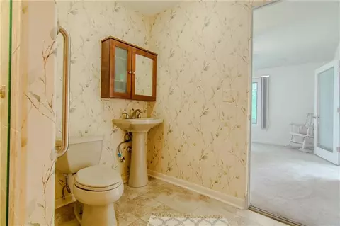 Bath - 6301 E 285th St, Freeman, MO 64746 photo 3 of 9