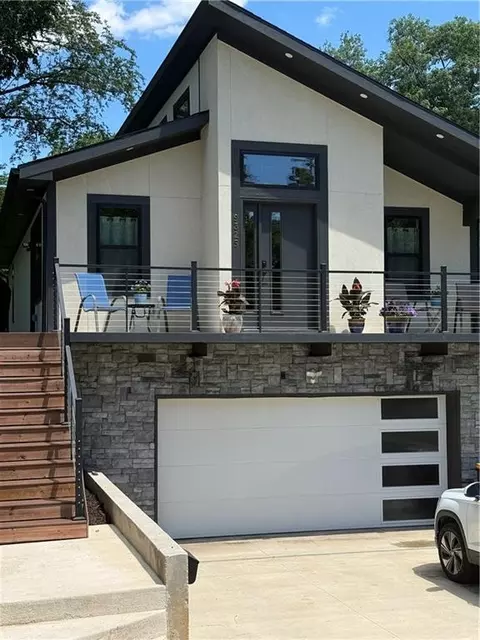 9325 Walnut St, Kansas City, MO 64114