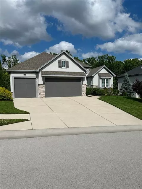5749 Russet Rd, Parkville, MO 64152