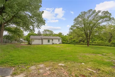 Exterior - 601 Eisenhower Rd, Lansing, KS 66043 photo 6 of 8